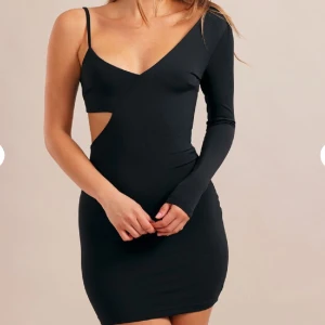 Svart klänning  - Säljer denna superfina klänning från Chiquelle då den inte används. Helt oanvänd. Storlek S. Ordinarieplats 599kr🌸