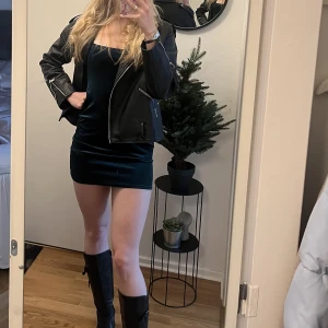 Corset Seam Velvet dress - Klänning från Nelly, lappen kvar. Tyvärr kommer den aldrig till användning, endast provad. Frakt tillkommer till priset. Nypris 149 kr+49 kr frakt. 