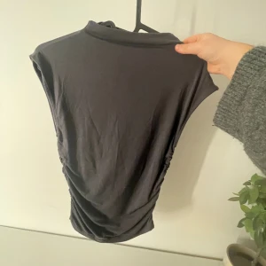 Linne Gina  - Ett fint minne från Gina tricot. Använt men i väldigt bra skick. 