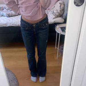 Intressekoll på mina sjukt snygga true religion jeans. Lågmidjade o bootcut. Super bra skick!😽😽