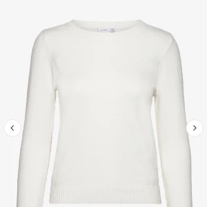 Stickad vit långärmad tröja - Använts men dock inte kommit till användning längre. Väldigt fin och skön tröja, man känner sig väldigt bekväm med den. Ytterligare bilder kan skickas privat & pris kan diskuteras.  