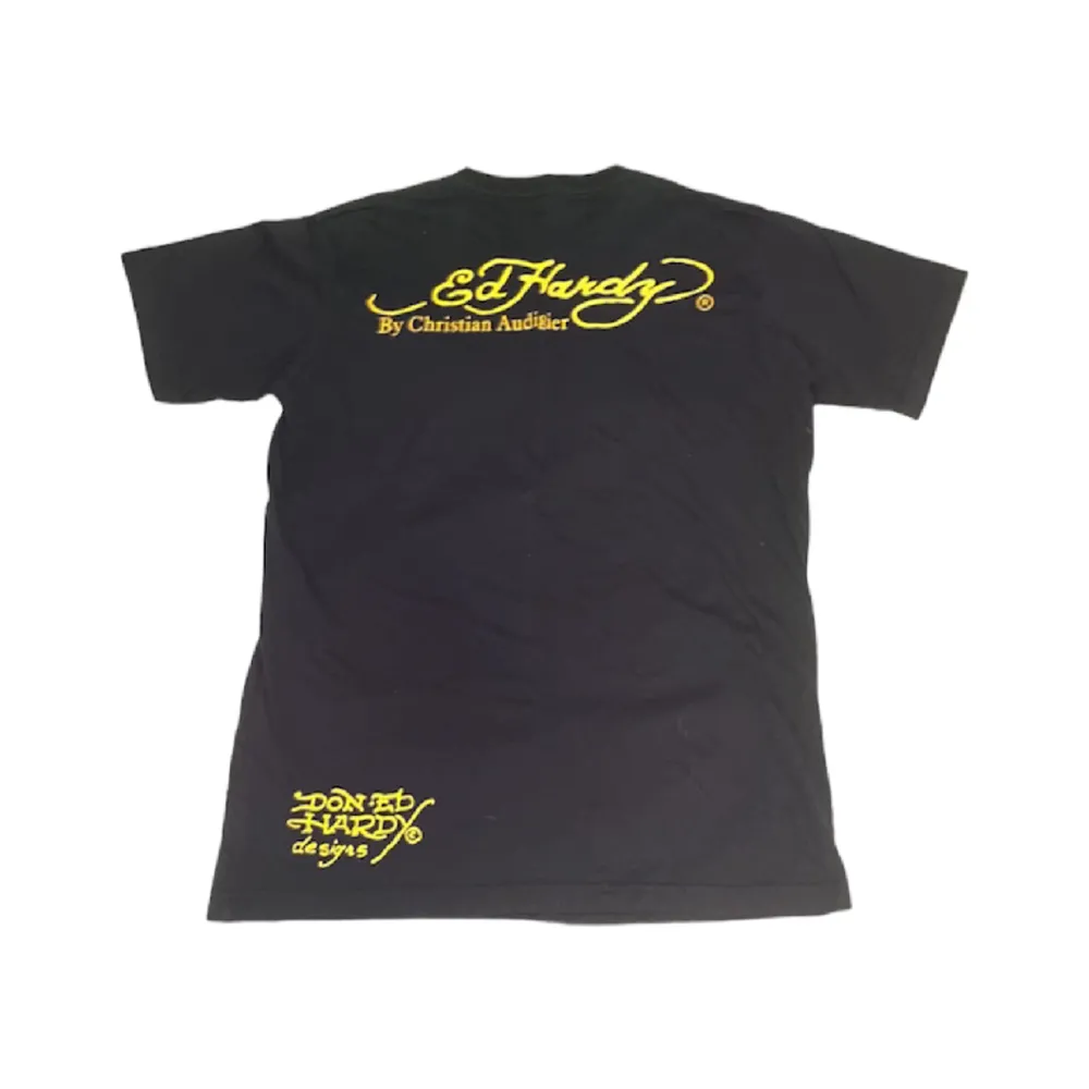 Vintage Ed Hardy T-shirt med rhinestones. Aldrig använd. Har legat på vind i 15 år. [Längd 67cm] [Bredd 52cm] Skriv vid frågor/Intresse!. T-shirts.