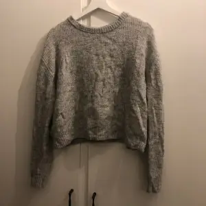 en grå ”stickad” tröja, den är lite kort men inte croptop, den är även lite oversized, använd men inga defekter 💗