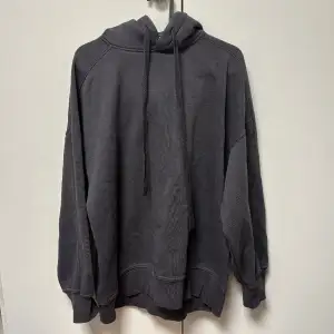 Jätte fräsch hoodie använd 1-3 gånger bara i storlek Small säljs för 250kr men pris går att diskuteras.