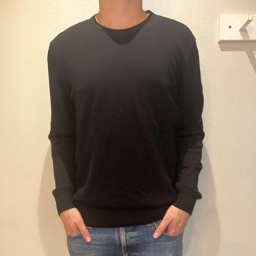 Här säljer vi en riktigt skön stickad tröja i 100% merinoull från J.Lindeberg. Tröjans skick är 9/10 och storleken är XL men sitter mer som en storlek L. Modellen på bilden är 180 cm och väger 77 kg. . Tröjor & Koftor.