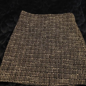 Kjol - Snygg kjol Svart vit mönstrad Storlek 38 