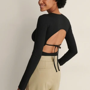 Topp - Jättesnygg topp ifrån NA-KD i storlek S❤️ är i väldigt fint skick!!