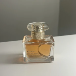 Yves Rocher parfym - Yves Rocher, Quelques Notes d’amour parfym. Använd någon gång, luktar så gott och fräscht💕 Säljer då den inte kommer till användning.