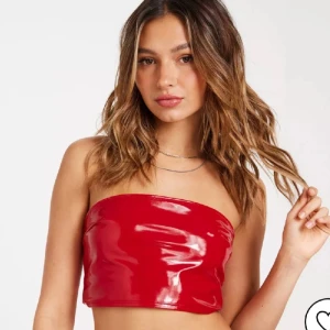 Vinyl tube top - Så fin bandeau topp från Nelly. Aldrig använd med prislapp kvar. Skriv för fler bilder eller frågor 💗💗