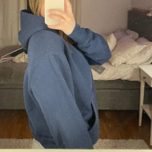 Hoodie marinblå - Bra skick, inte använd så jättemycket. Från Pull&Bear