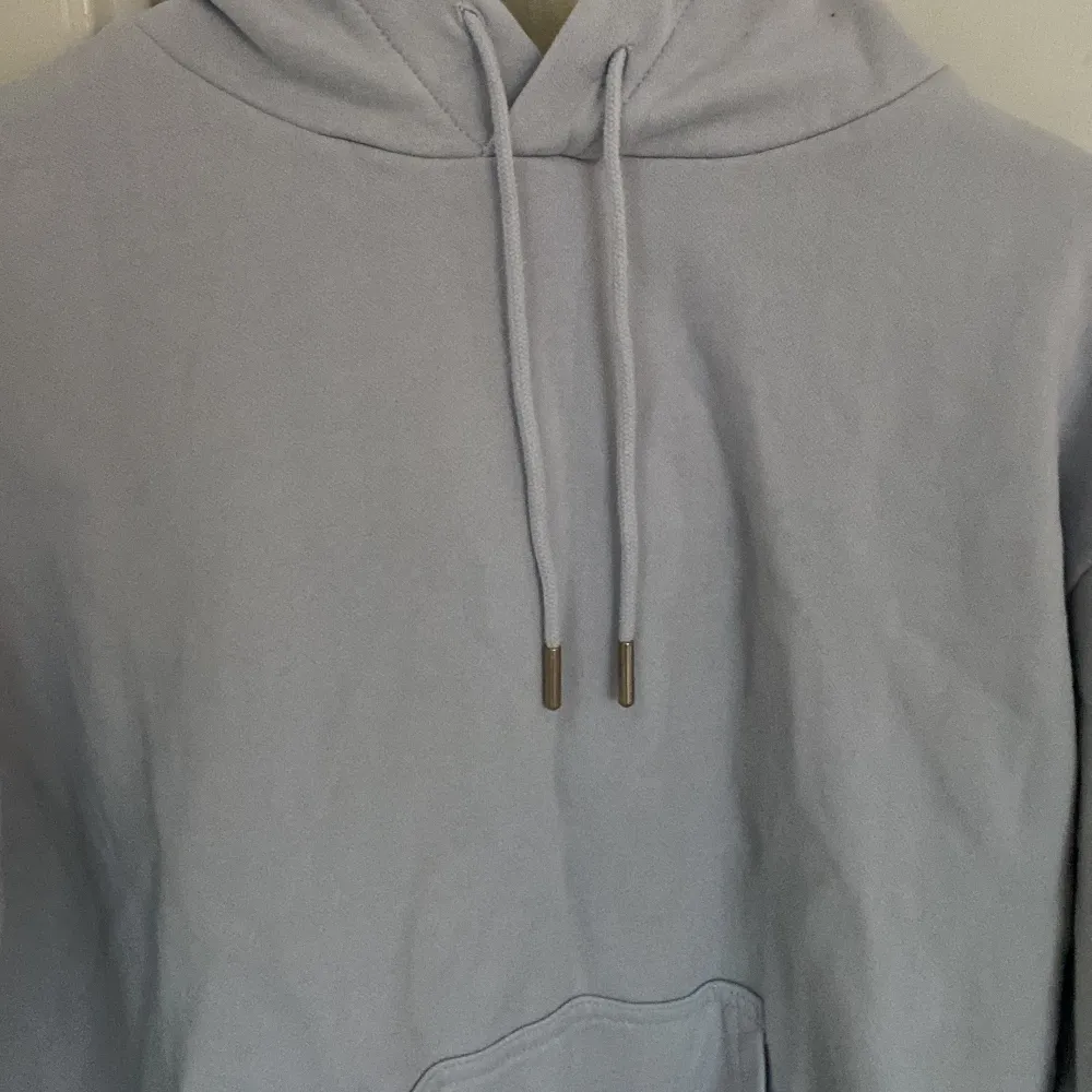 En ljusblå hoodie från H&M som är i storlek xs. Den är i väldigt bra skick och är andvänd 1 gång och jag säljer pga att den inte kommer till användning. Priset kan diskuteras!. Tröjor & Koftor.
