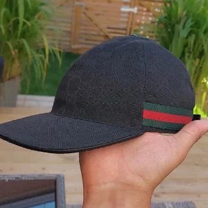 Gucci keps svart - Svart gucci keps storlek m digitalt kvitto finns, påsen lådan finns också. Äkta såklart 