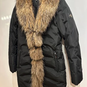 Hollies jacka med äkta päls  - Knappt 6 ggr använt jacka från hollies i storlek 34