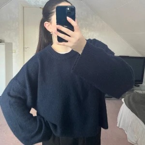 Stickad tröja - Finaste och mjukaste stickade tröjan! Har dock fler liknande så den här kommer tyvärr inte till användning. Lite kortare i modellen och lite mer boxig 🩵 PRIS KAN DISKUTERAS OCH MÄNGDRABATT GES VID KÖP AV TVÅ ELLER FLER PLAGG 🤝