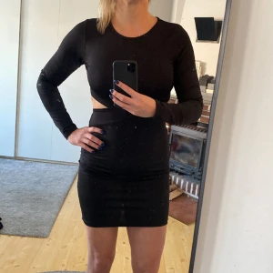 Svart öppen klänning  - Fint begagnat skick.