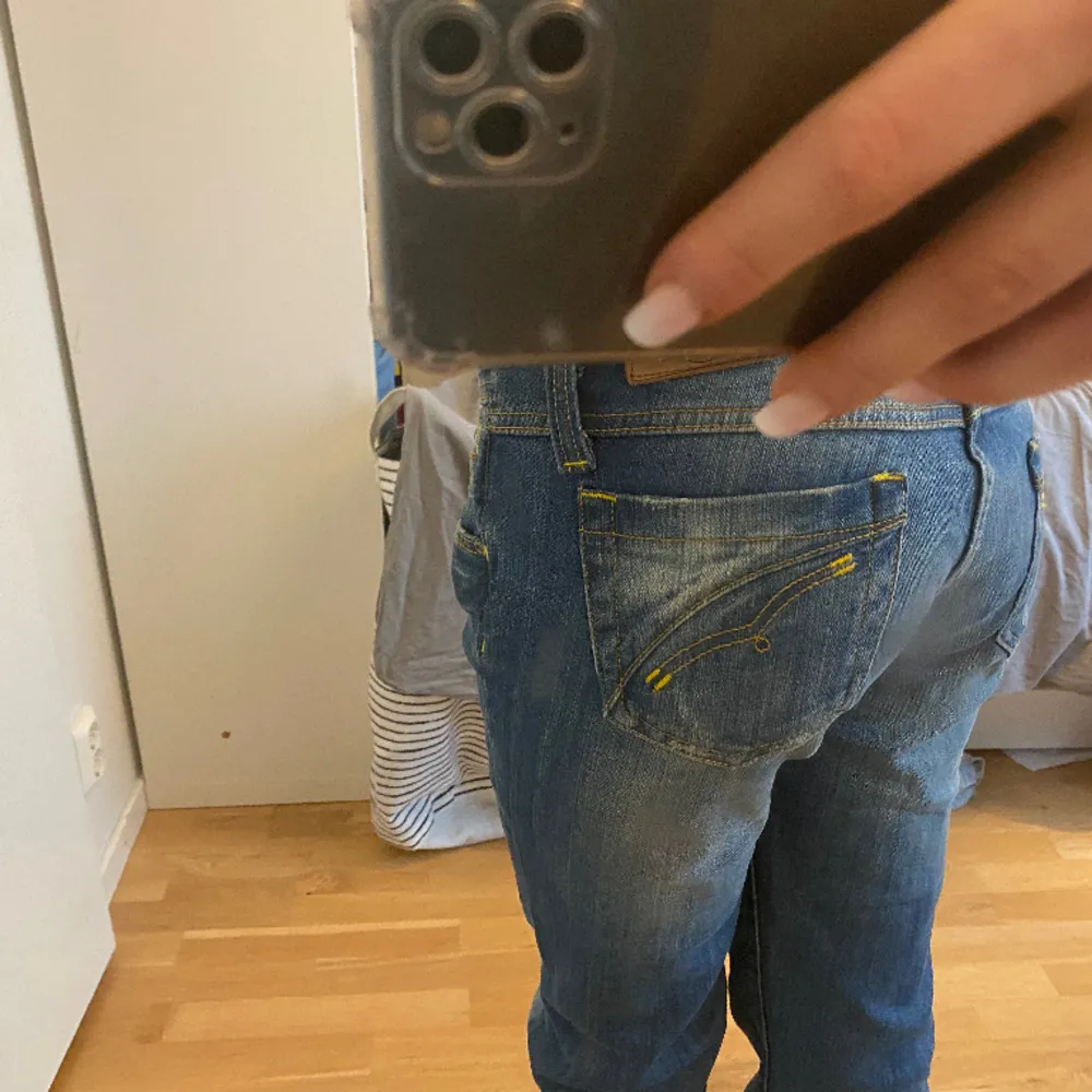 Assnygga bootcut jeans med coola uppdel🥰🥰jag är runt 170cm❤️mått: midja:38cm innerbenslängd:78,5cm. Jeans & Byxor.