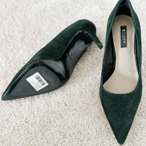 Tiger of Sweden pumps i mocka storlek 39 - Mörkgröna pumps i suede från Tiger of Sweden. Oanvända i storlek 39 (små i storlek). 