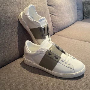 Valentino - Säljer dessa sjukt snygga gråa, nya Valentino Rockstuds, skick 10/10. Strl 45 men passar 44. Hör av er vid frågor. 