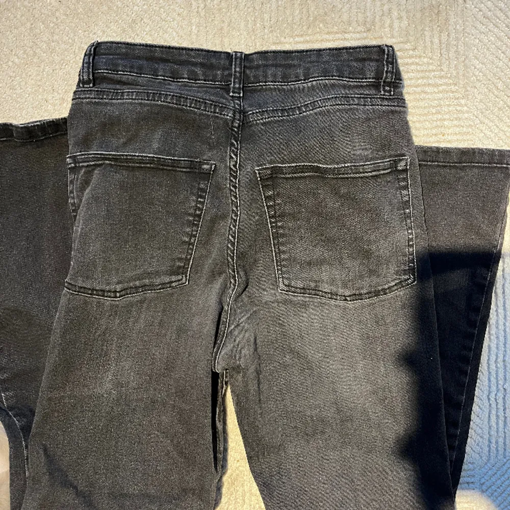 Jeans från gestuz i storlek 27.  Liten bootcut.. Jeans & Byxor.