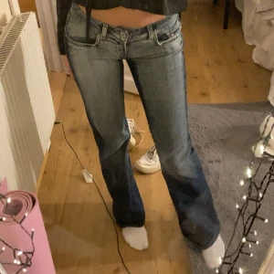 Lågmidjade jeans  - Säljer nu mina fina lågmidjade jeans då dom tyvärr inte kommer till användning längre, jag är 1.68 innerbenslängden 80