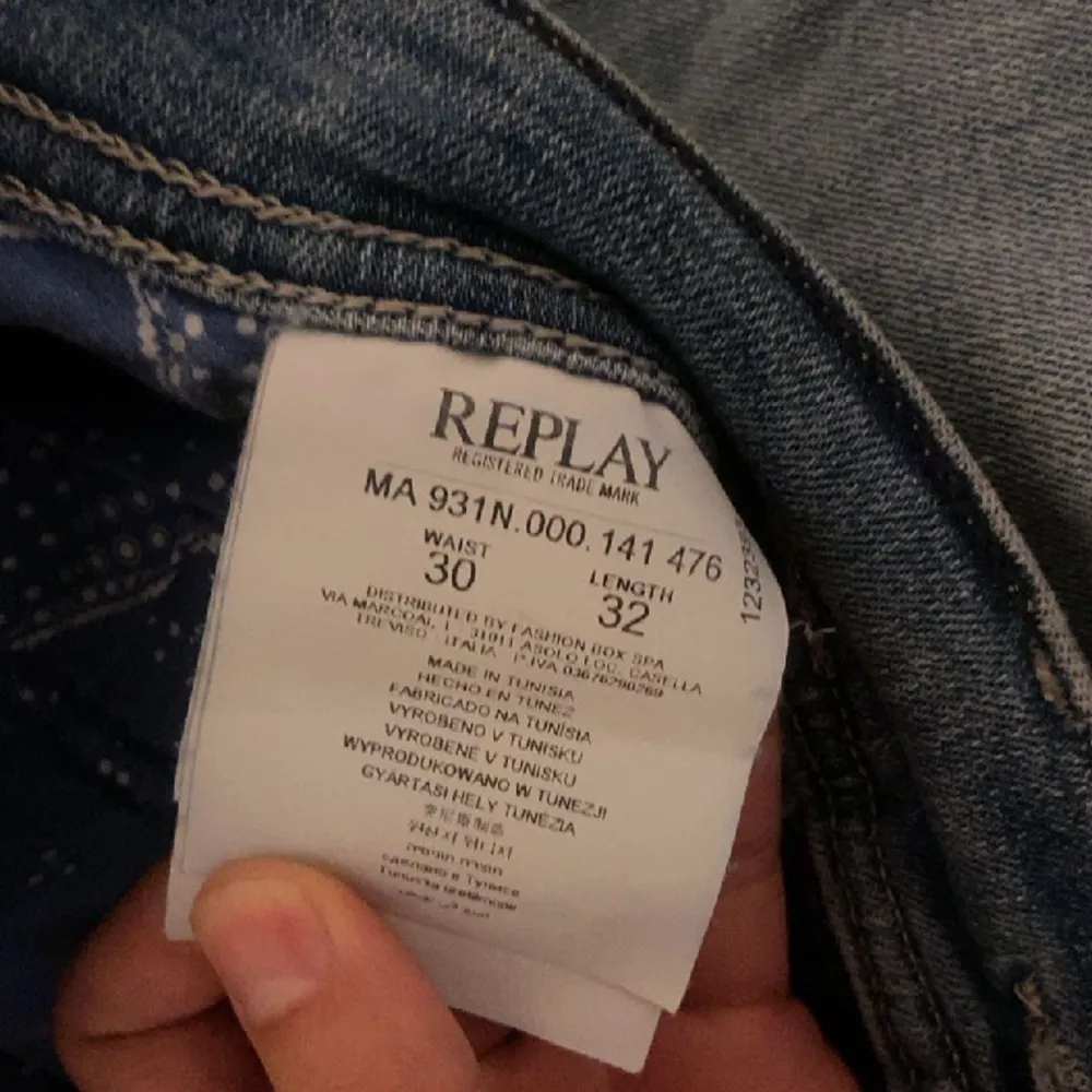 Säljer mina snygga replay anbass jeans då de är för små på mig.  Storlek 30-32. Jeans & Byxor.
