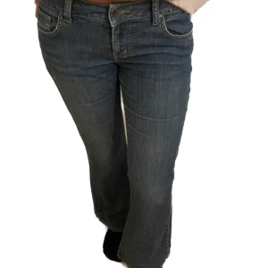 Lågmidjade jeans - Lågmidjade jeans,  Midjemått: 38 cm Innerbenslängd: 77 cm