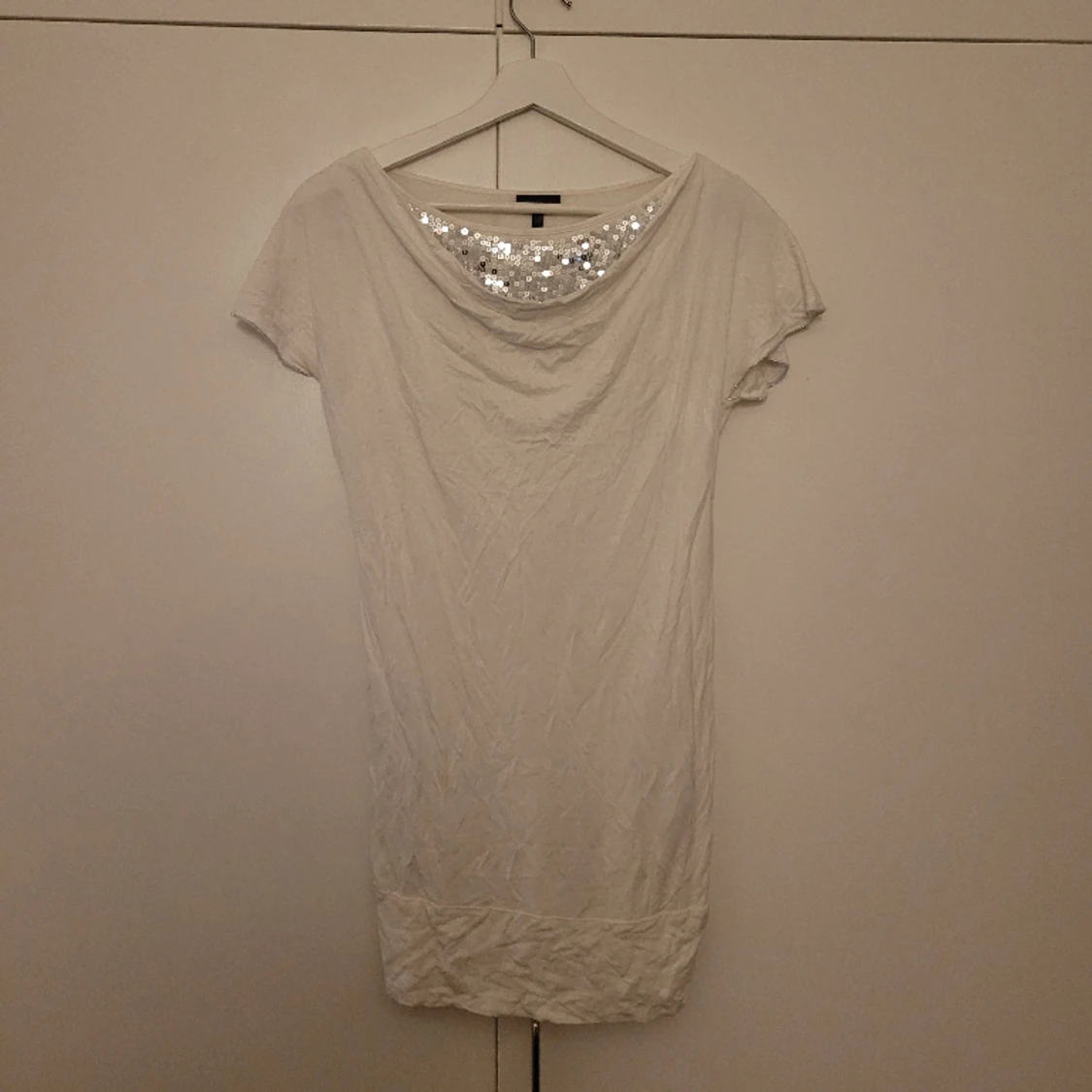 Vit fintröja med silvriga paljetter