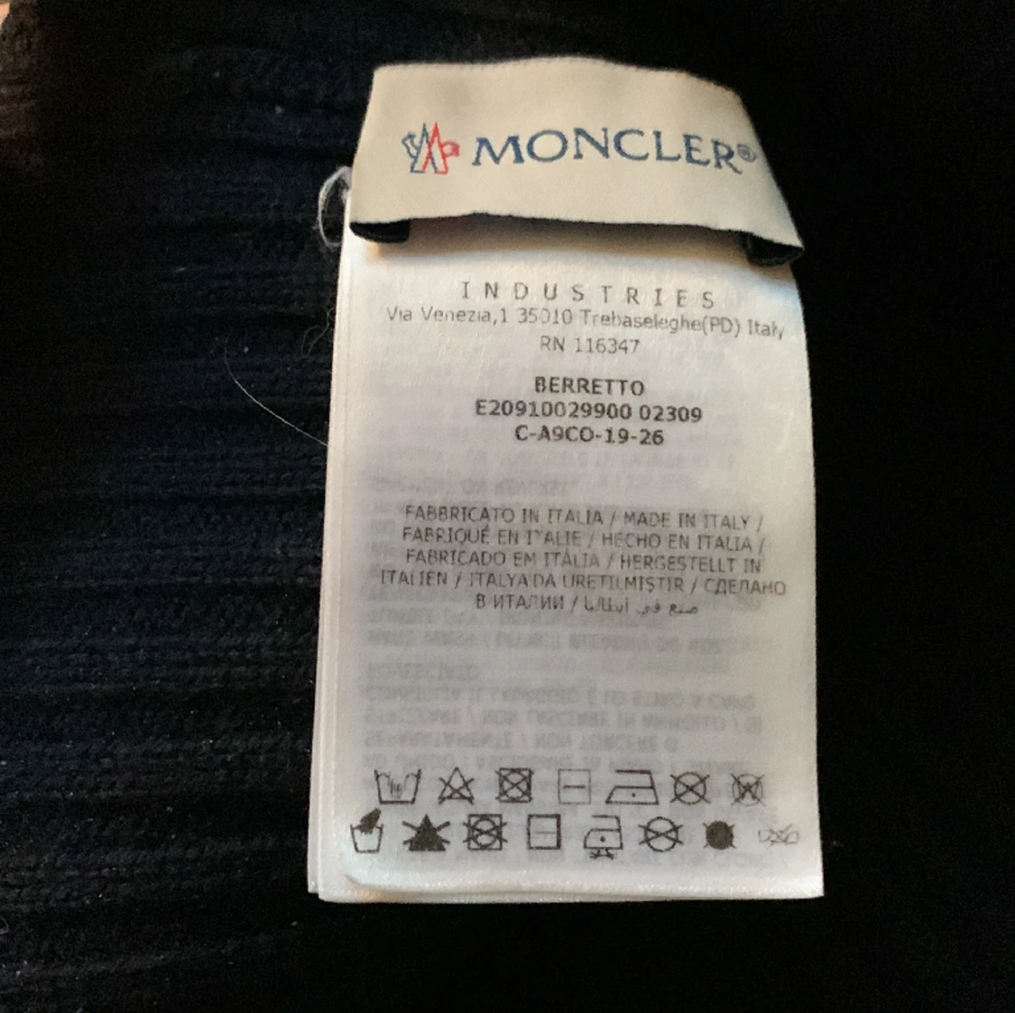 Moncler mössa  - 91