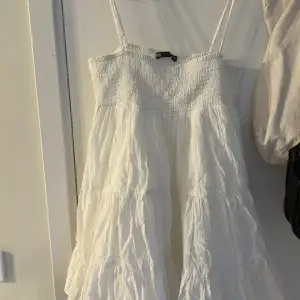En fin klänning från zara som är använd typ 3 gånger!💐