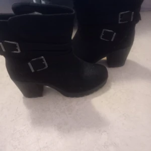 Stövletter - Jätte fina srövletter perfekt nu till våren  Anvönd ett fåtal gånger så dom är så gott som nya  Strl 39 