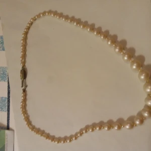 Pärlcollier med vita pärlor och lås med vit sten . - Vackert pärlcollier halsband med vita pärlor och lås med vit sten .