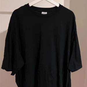 En skön svart T-shirt som är oversized. Stl XL. Änvänd men i väldigt gott skick.