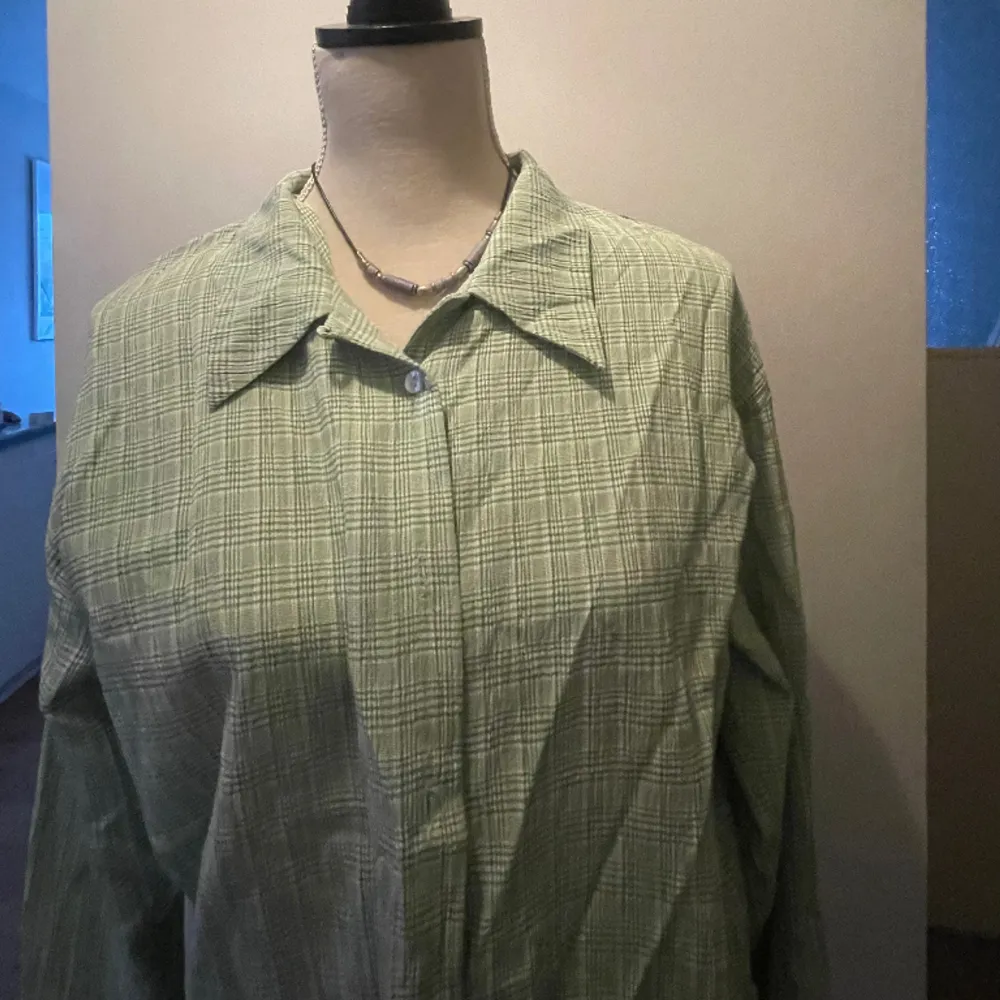 Skitsnygg grön skjorta, kan matchas öppen med en vit top eller stängd. Använt några gånger, men den har inga defekter!💕 Dm för intresse/frågor eller fler bilder!🩷. Skjortor.