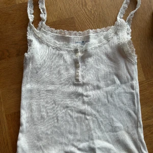Linne och Tube toppar  - Brand melville linne och 2 oanvända Berchka toppar i x-small. Super söta men man måste vara liten då de är tighta 