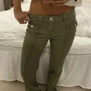 H&M jeans - Säljer dessa jätte fina jeans från H&M, säjer då det inte kommer till användning❤️Har använt dom typ 3 gånger så i väldig fint skick. Skriv om du har frågor eller vill ha fler bilder🥰(första bilden är lånad)