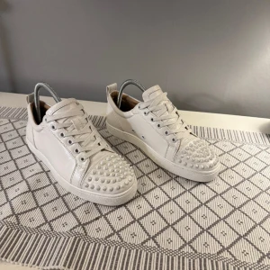 Louboutins strl 39 - Hjälper min tjej o sälja sina loubs, nästinintill oanvända mycket fint skick