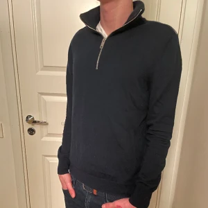 Burberry zalfzip  - Säljer en riktigt snygg Burberry halfzip som är i ett väldigt bra skick! Tröjan är i 100% merinoull! Tröjan har Burberry mönster på axlarna! Storlek S! Hör gärna av dig om du har frågor!