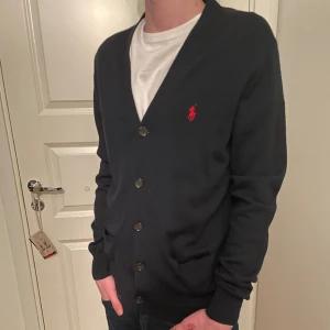 Polo Ralph Lauren cardigan  - Säljer denna väldigt snygga Ralph Lauren cardigan som är i ett väldigt bra skick! Storlek S! Tröjan är i 100% merinoull!  Hör gärna av dig om du har frågor!