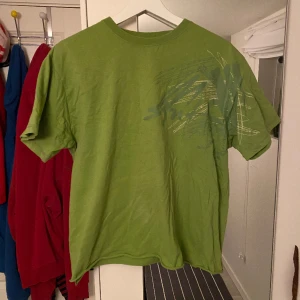 Grön Tshirt med tryck - Asfet grön tshirt med coolt tryck! Avklippt också🙌😆