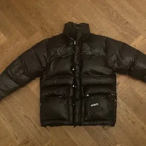 Axel Arigato Down Jacket Använd en fåtals gånger förra vintern.  Strl: XS, passar S, och eventuellt M (Oversized) Jätte bra skick, väldigt limited görs inte alls längre.