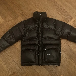 Axel Arigato Down Jacket - Axel Arigato Down Jacket Använd en fåtals gånger förra vintern.  Strl: XS, passar S, och eventuellt M (Oversized) Jätte bra skick, väldigt limited görs inte alls längre.