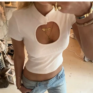 Topp - Superfin topp från Gina Tricot. Bra skick. Storlek M men passar även S❤️