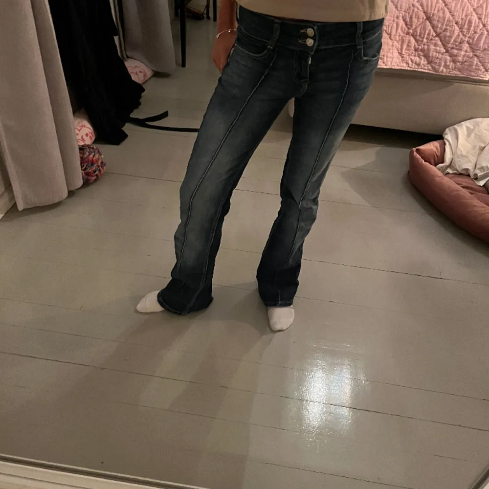 SKIT snygga lågmidjade jeans, coola sträck på 🥰🥰😝😝. Jeans & Byxor.