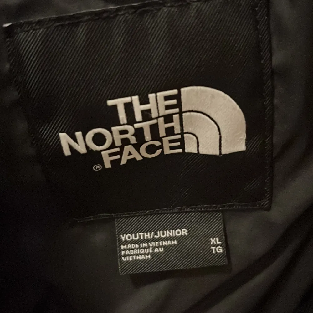 The North Face jacka ”Never stop exploring”. Köptes i London på JD sports 2022. Använt jackan minimalt så den är i extremt bra skick. Fri frakt . Jackor.