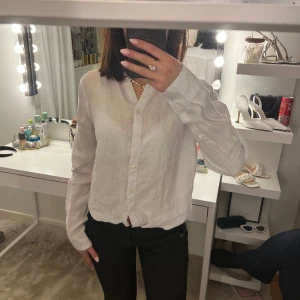 100% vit Linneskjorta - Aldrig använd, prislappen finns kvar, köpt för 199kr, inga defekter, superskön och bra kvalitet☺️