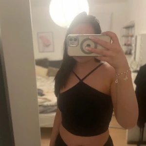 Linne - Ett jättefint svart sommar/fest linne. Strl L, men passar mig perfekt med Strl S-M. Har ej använts många gånger så det är i bra skick💕