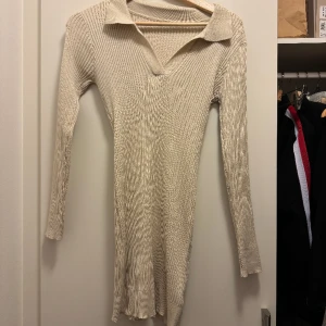 Ribbad Klänning  - Ribbad klänning från shein! Pris kan diskuteras, passar mest kortisar under 165 ifall den inte ska va för kortis