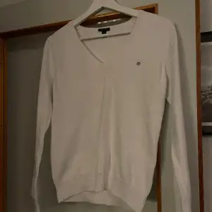 Storlek M , vit stickad tröja från Gant 