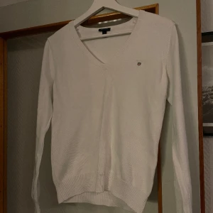 Tröja Gant  - Storlek M , vit stickad tröja från Gant 