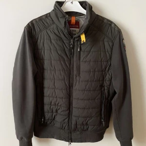 Para Jumper Cardigan - Tjena, säljer denna cardigan i bra skick. Storlek M. 